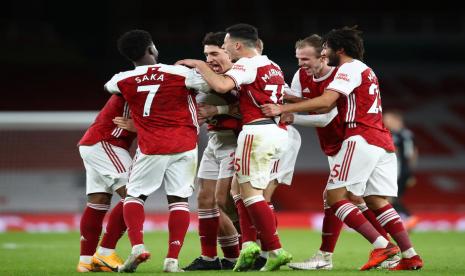 Pemain Arsenal melakukan selebrasi atas gol Granit Xhaka ke gawang Chelsea dalam laga Liga Primer Inggris di Stadion Emirates, London, Ahad (27/12). 