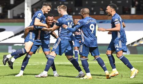 Pemain Arsenal melakukan selebrasi usai menjebol gawang Fulham di laga perdana Liga Primer Inggris di Craven Cottage, London, Sabtu (12/9).