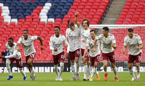 Pemain Arsenal meluapkan kegembiraannya usai mengalahkan Liverpool 5-4 lewat adu penalti dalam laga Community Shield di Stadion Wembley, London, Sabtu (29/8).