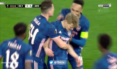 Pemain Arsenal merayakan gol yang diciptakan Martin Odegaard ke gawang Olympiakos dalam laga babak 16 besar leg I Liga Europa. Arsenal menang 1-3 saat tandang ke Olympiakos, Jumat (12/3).