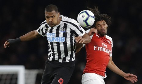 Pemain Arsenal Mohamed Elneny (kanan) dalam laga melawan Newcastle United.