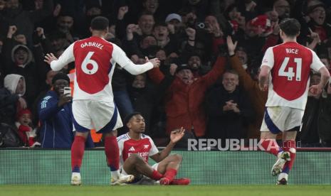 Pemain Arsenal Myles Lewis-Skelly (duduk) merayakan gol ketiga timnya ke gawang Manchester City dalam pertandingan sepak bola Liga Primer Inggris di Stadion Emirates, London, Senin (3/2/2025) dini hari WIB. ARsenal mengalahkan City 5-1.