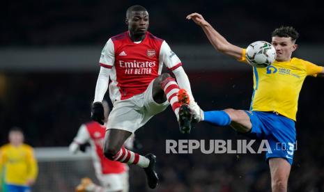  Pemain Arsenal Nicolas Pepe berebut bola dengan pemain Sunderland Tom Flanagan, kanan, saat pertandingan sepak bola perempat final Piala Liga Inggris antara Arsenal dan Sunderland di Stadion Emirates di London, Rabu (22/12) dini hari WIB.