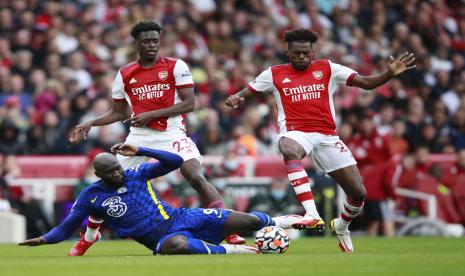 Pemain Arsenal Nuno Tavares, kanan, berebut bola dengan pemain Chelsea Romelu Lukaku dalam pertandingan sepak bola Liga Inggris antara Arsenal dan Chelsea di Stadion Emirates di London, Inggris, Minggu, 22 Agustus 2021. 