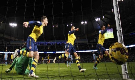 Pemain Arsenal, Olivier Giroud (kanan), melakukan selebrasi usai menjebol gawang Manchester City dalam laga Liga Primer Inggris di Stadion Etihad, Manchester, Ahad (18/1). 