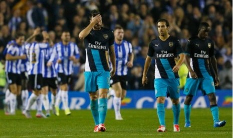 Pemain Arsenal Olivier Giroud (tengah) dan Mathieu Flamini tampak lesu setelah gawang timnya dibobol Sheffield Wednesday dalam ajang Piala Liga.