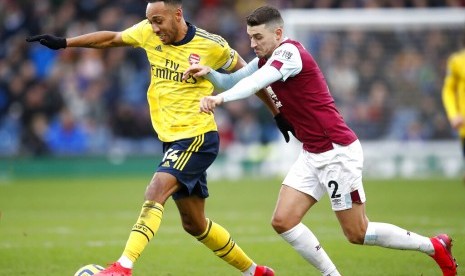 Pemain Arsenal, Pierre Emerick Aubameyang ditempel ketat pemain Burnley, Matthew Lowton  pada laga yang berakhir imbang 0-0 di Turf Moor, Ahad Malam. 