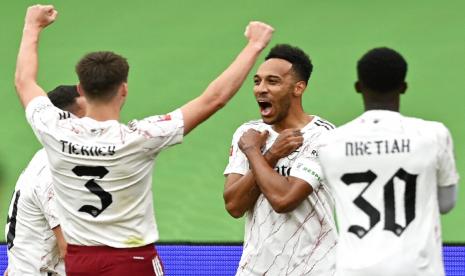 Pemain Arsenal, Pierre-Emerick Aubameyang (dua kanan), melakukan selebrasi dengan salam Wakanda Forever usai menjebol gawang Liverpool dalam laga Community Shield di Stadion Wembley, London, Sabtu (29/8). Salam tersebut sekaligus bentuk penghormatannya untuk mendiang Chadwick Boseman, pemeran Black Panther, yang tutup usia pada Jumat.