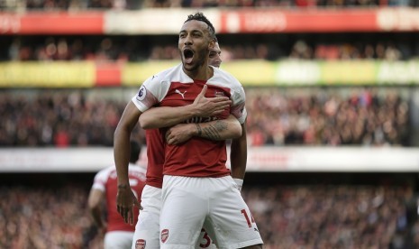 Pemain Arsenal Pierre-Emerick Aubameyang merayakan gol ke gawang Tottenham Hotspur di pekan ke-14 Liga Primer Inggris. Di pertandingan ini Arsenal menang 4-2