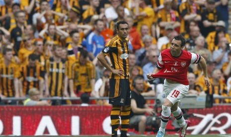 Pemain Arsenal, Santi Cazorla (kanan), melakukan selebrasi usai membobol gawang Hull City di laga final Piala FA di Stadion Wembley, London, Sabtu (17/5). 