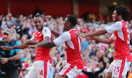 Pemain Arsenal Theo Walcott melakukan selebrasi usai mencetak gol ke gawang Liverpool pada laga perdana Liga Primer Inggris di Emirates Stadium, Ahad (14/8)