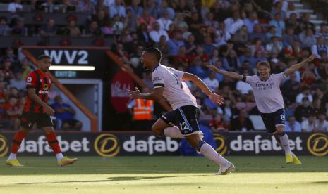 Pemain Arsenal William Saliba (tengah) merayakan golnya ke gawang Bournemouth dalam lanjutan Liga Primer Inggris di Stadion Vitality, Bournemouth, Ahad (21/8/2022) dini hari WIB. 