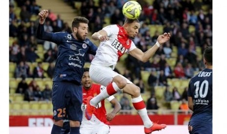 Pemain AS Monaco Layvin Kurzawa (tengah)