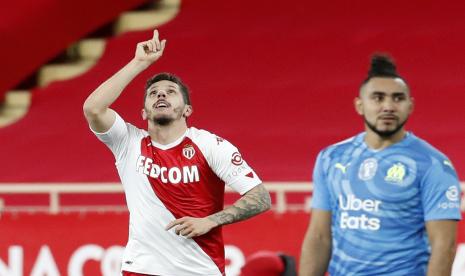 Pemain AS Monaco Stevan Jovetic (kiri) mealukan selebrasi seusai mencetak gol penalti pada akhir babak kedua melawan Marseille dalam lanjutan Ligue 1, Ahad (24/1).