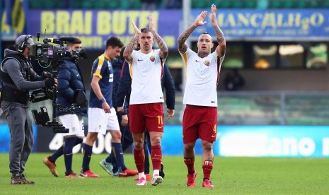 Pemain AS Roma, Aleksandar Kolarov (tengah) dan Radja Nainggolan (kanan) merayakan kemenangan atas Hellas Verona, Ahad (4/2). 