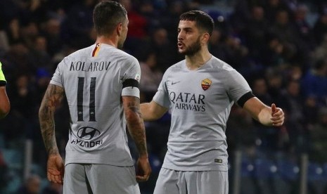 Pemain AS Roma Aleksander Kolarov (kiri) merayakan golnya ke gawang Cagliari bersama rekannya Kostas Manolas.