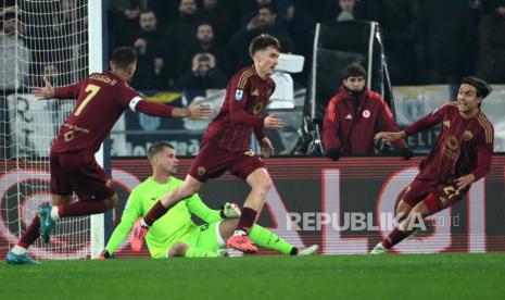 Pemain AS Roma Alexis Saelemaekers (tengah) merayakan gol bersama rekan setimnya setelah mencetak gol 2-0 dalam pertandingan sepak bola Seri A Italia antara AS Roma dan SS Lazio, di Roma, Italia, 5 Januari 2025. 