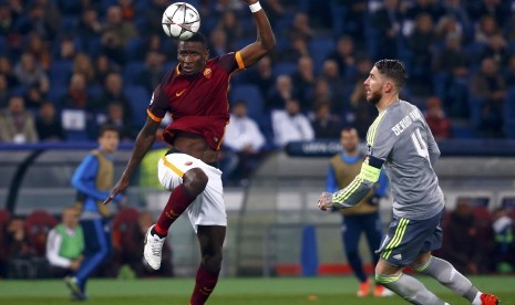 Pemain AS Roma Antonio Rudiger (kiri)