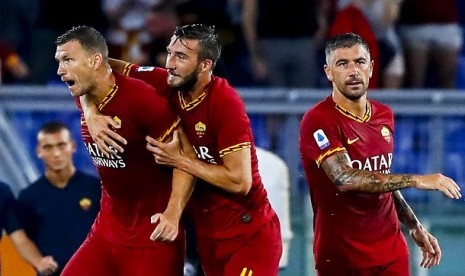 Pemain AS Roma Edin Dzeko merayakan gol ke gawang Genoa