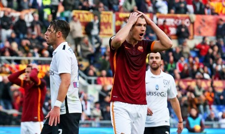 Pemain AS Roma, Edin Dzeko, terlihat kecewa ketika tampil melawan Atalanta Bergamo di Olimpico, Ahad (29/11). Dalam laga tersebut, Roma dipermalukan 0-2 oleh lawannya. 