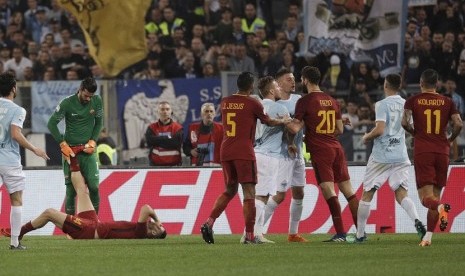 Pemain AS Roma Federico Fazio, ketiga dari kanan, beradu argumen dengan pemain Lazio Sergej Milinkovic-Savic dalam laga lanjutan serie A, di Olympic Stadium, Roma, Ahad (15/4) waktu setempat. 