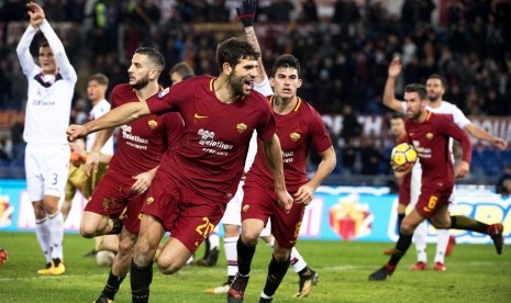 Pemain AS Roma, Federico Fazio (tengah), melakukan selebrasi setelah mencetak gol kemenangan timnya atas Cagliari di Stadion Olimpico Roma, Italia, Ahad (17/12) dini hari WIB. Roma menang 1-0. 