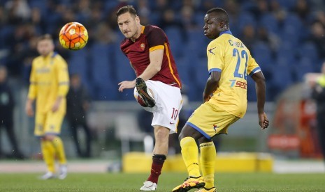 Pemain AS Roma Francesco Totti saat beraksi mengadu dengan Raman Chibsah dari Frosinone, Ahad (31/1), di Stadio Olimpico Roma.