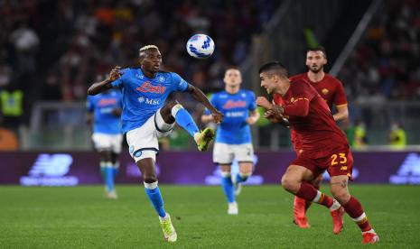 Pemain AS Roma Gianluca Mancini (kanan) menjaga penyerang Napoli Victor Osimhen dalam pertandingan Serie A Liga Italia di Stadion Olimpico, Roma, Ahad (24/10). 