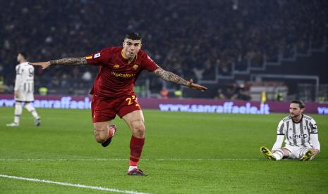 Pemain AS Roma Gianluca Mancini merayakan gol kemenangan saat melawan Juventus pada pertandingan di Stadion Olimpico, Roma, Senin (6/3) dini hari WIB. 