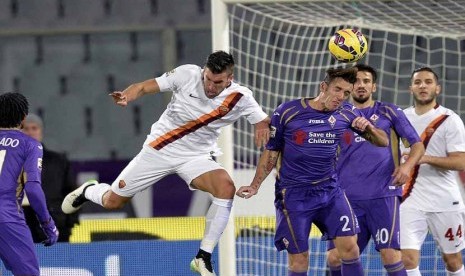 Pemain AS Roma, Kevin Strootman (kiri), terlibat duel udara dengan pemain Fiorentina saat kedua tim bertemu di laga Serie A Italia di Stadion Artemio Franchi, Florence, Ahad (25/1). 