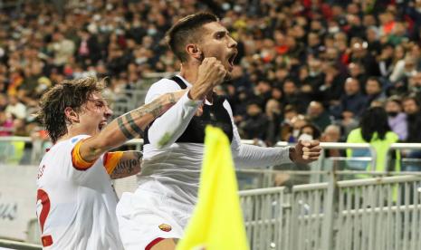 Pemain AS Roma Lorenzo Pellegrini merayakan gol ke gawang Cagliari.