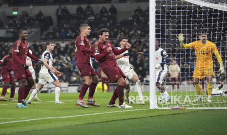 Pemain AS Roma Mats Hummels (ketiga dari kanan) merayakan gol kedua timnya ke gawang Tottenham Hotspur dalam pertandingan Liga Europa di Stadion Tottenham Hotspur, London, Jumat (29/11/2024) dini hari WIB.