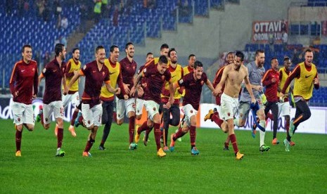 Pemain AS Roma melakukan selebrasi. 