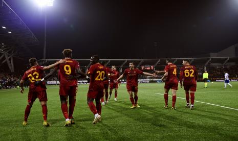 Pemain AS Roma merayakan gol 0-1 oleh Tammy Abraham, kedua dari kiri, selama pertandingan sepak bola Grup C Liga Eropa UEFA antara HJK dan AS Roma di Helsinki, Finlandia, Kamis, 27 Oktober 2022. 