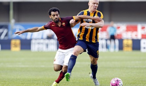 Pemain AS Roma Mohamed Salah sedang berduel berebut bola dengan pemain Hellas Verona, Emil Hallfredsson, saat tampil di the Bentegodi stadium, Verona 