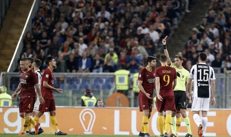 Pemain AS Roma Radja Nainggolan (kiri) menerima kartu ketika timnya ditahan imbang tanpa gol oleh Juventus di Stadion Olimpico, Senin (14/5) dini hari WIB.