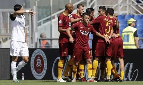  Pemain AS Roma Stephan El Shaarawy merayakan gol bersama rekan setim dalam pertandingan Serie A menghadapi Chievo Verona, di Olimpico Stadium di Roma, Italia, Ahad (16/9) 