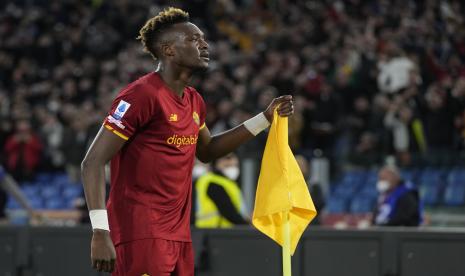 Pemain AS Roma Tammy Abraham merayakan setelah mencetak gol ke-2 timnya. Striker Roma Tammy Abraham telah membuka pintu untuk kemungkinan transfer musim panas setelah musim debut yang luar biasa di Serie A.