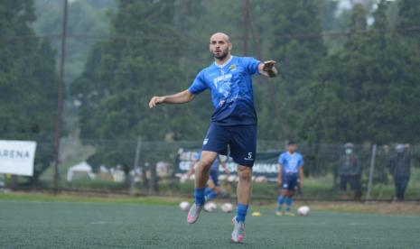 Pemain asal Palestina, Mohammed Rashid, saat masih membela Persib Bandung pada 2022 lalu. Rashid akan memperkuat Bali United pada musim 2023/2024. 