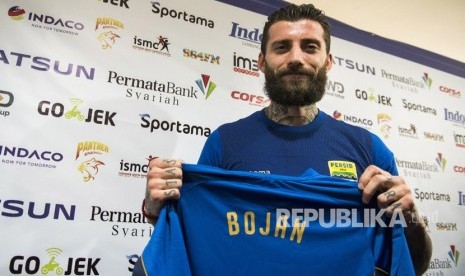 Pemain asal Serbia Bojan Malisic (kiri) menunjukkan kaos Persib di Graha Persib, Bandung, Jawa Barat, Jumat (5/1).