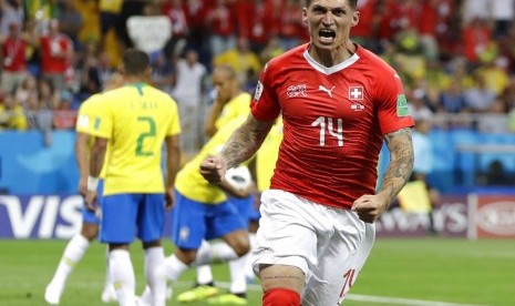 Pemain asal Swiss, Steven Zuber merayakan gol ketika menyamakan kedudukan 1-1 dengan tim Brasil dalam pertandingan di Grup E, di Rostov Arena, Rusia, Senin (17/6)