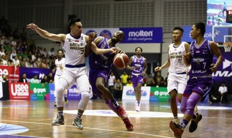 Laquavious Kashaka Cotton (membawa bola) saat memperkuat Hangtua pada IBL 2019.