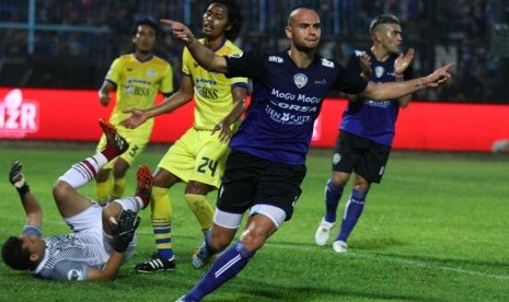 Pemain asing Arema Cronus Kiko Insa melakukan selebrasi usai menjebol gawang Gresik United dalam ajang Piala Jenderal Sudirman.