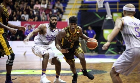 Pemain asing Bima Perkasa Jogja Tyrell Corbin (kedua kanan) mencetak 50 angka saat timnya mengalahkan CLS Knights 85-82.