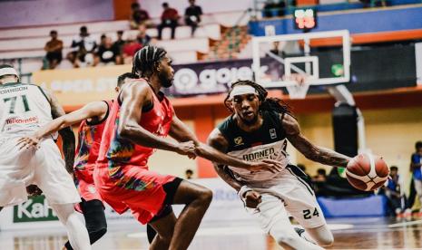 Pemain asing Borneo Hornbills, Michael Qualls, mencoba melewati pemain Bali United dalam lanjutan IBL 2024. Borneo menang 87-83 di GOR Merpati, Denpasar, Sabtu (11/5/2024).