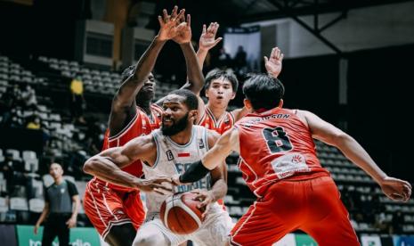 Pemain asing EVos Thunder Bogor, Karamoko Sokroka Cisse, dijaga para pemain Indonesia Patriots di IBL Seri 1 Jakarta.