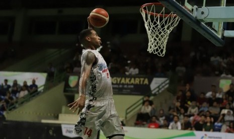 Pemain asing Hangtuah Nahshon George melakukan dunk pada Seri 6 IBL Pertalite, Jumat (26/1).