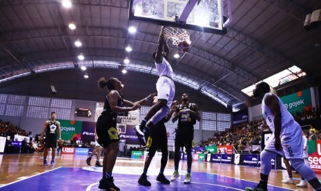 Pemain asing Louvre Surabaya Michael Ayodele Kolawole melalukan slam dunk saat menghadapi Prawira Bandung dalam pertandingan Seri I IBL 2020 di GOR Sahabat, Semarang, Sabtu (11/1).