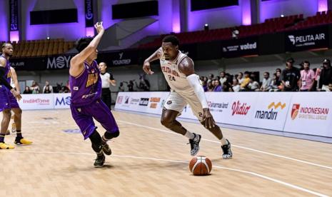 Pemain asing Pelita Jaya Justin Brownlee membawa bola melewati pertahanan Tangerang Hawks pada pertandingan IBL 2024. Pelita Jaya menang tipis 72-68.