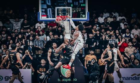 Pemain asing Pelita Jaya KJ McDaniels melakukan dunk saat menghadapi Dewa United Banten dalam lanjutan kompetisi basket IBL 2024 di Dewa United Arena, Tangerang, Sabtu (11/5/2024) malam.